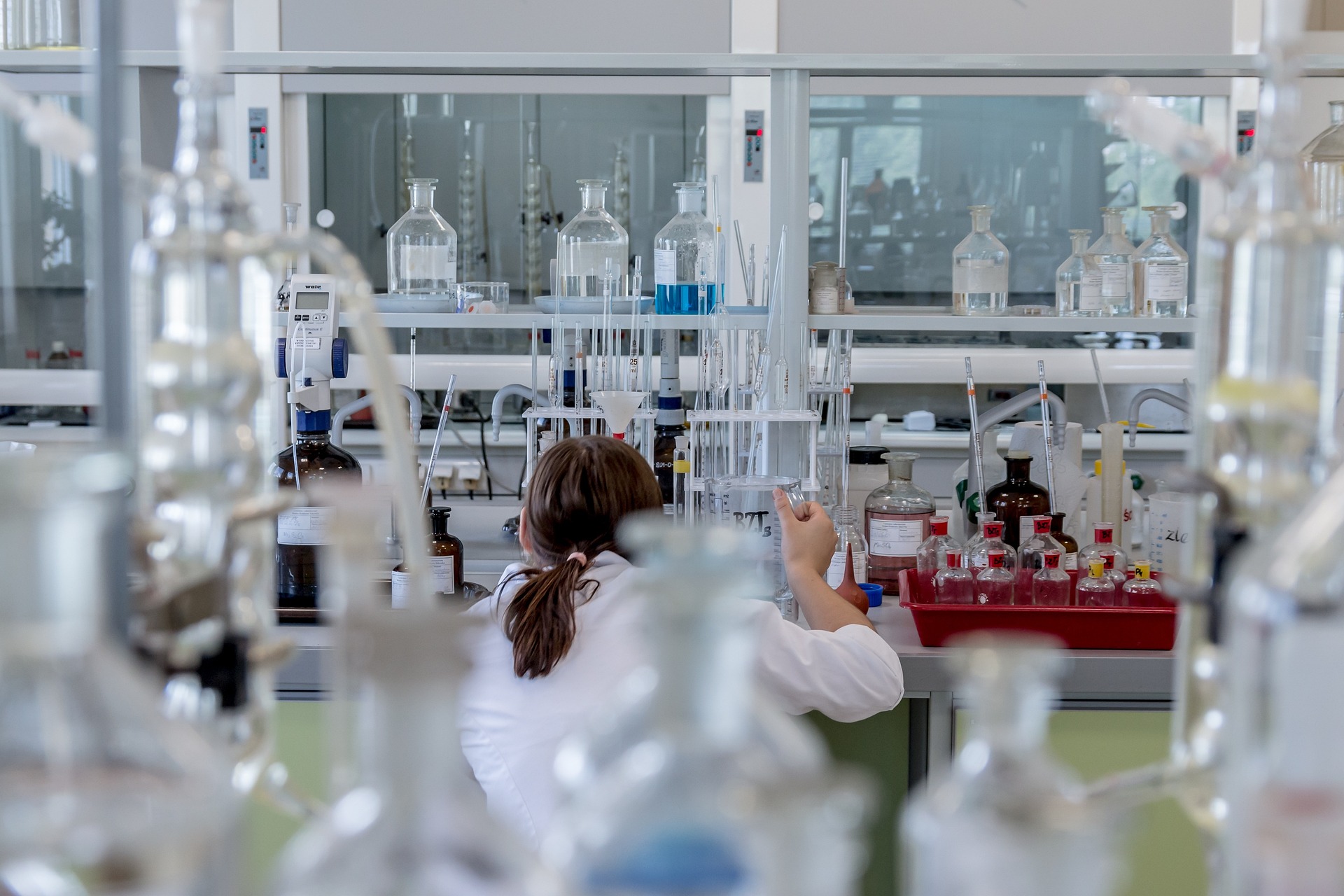 Photo of a technician working in a lab -Efficient Lab Storage: 5 Ways to Optimise Workflow with Stackable Boxes
