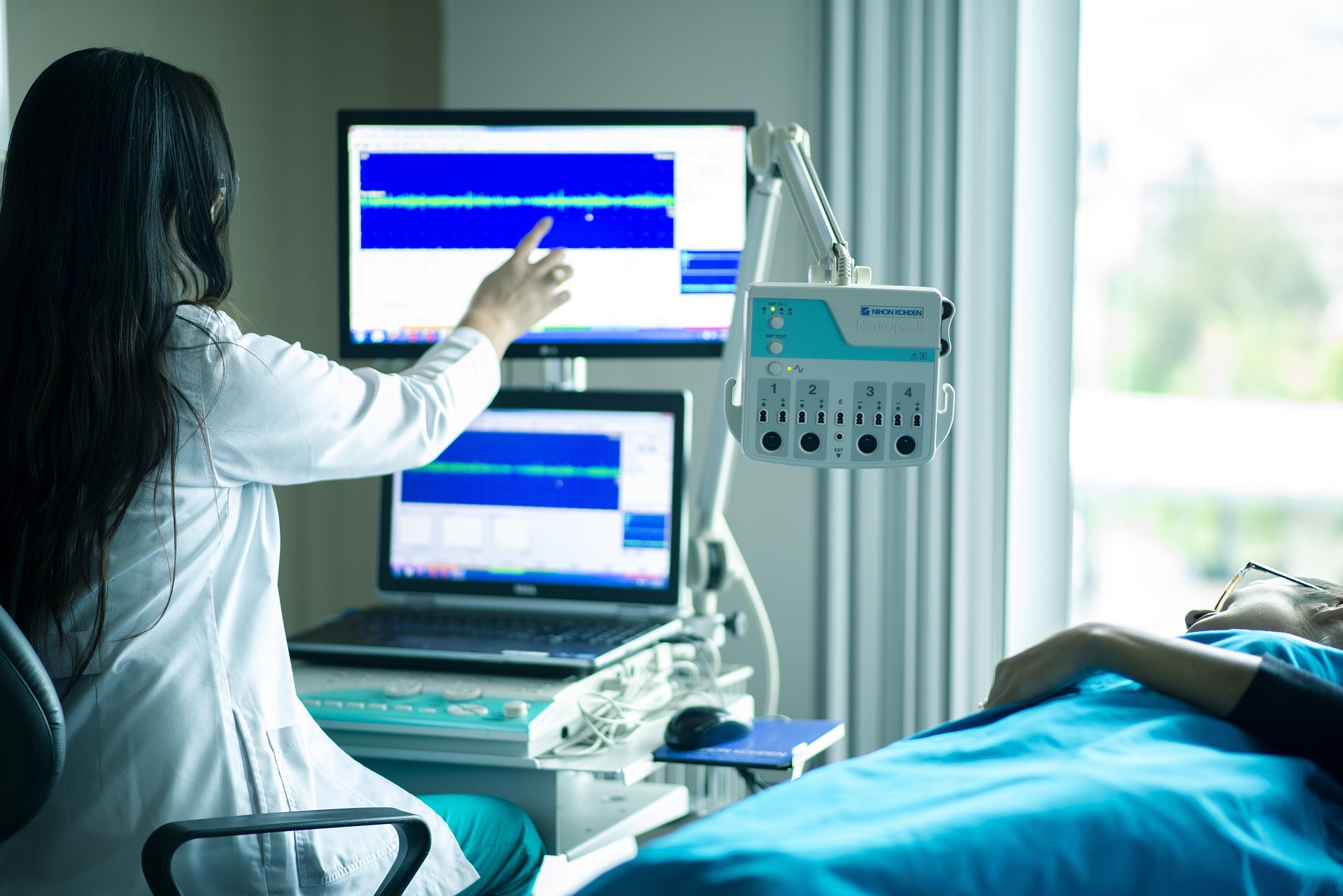 Photo of a doctor showing a patient some information on a screen - Sustainable Medical Storage: Cutting Single-Use Waste with Reusable Boxes